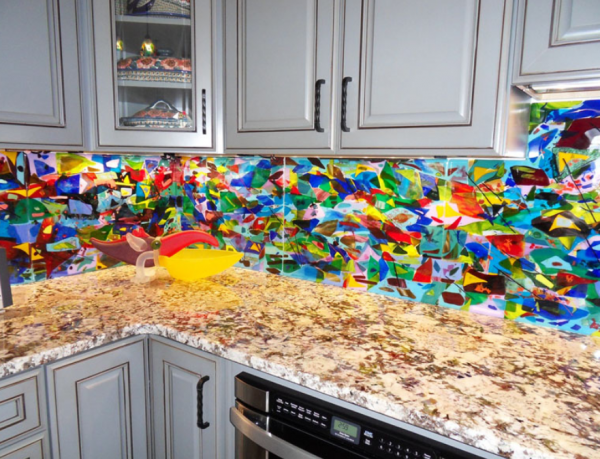 Backsplash dapur dengan mozaik kaca berwarna-warni